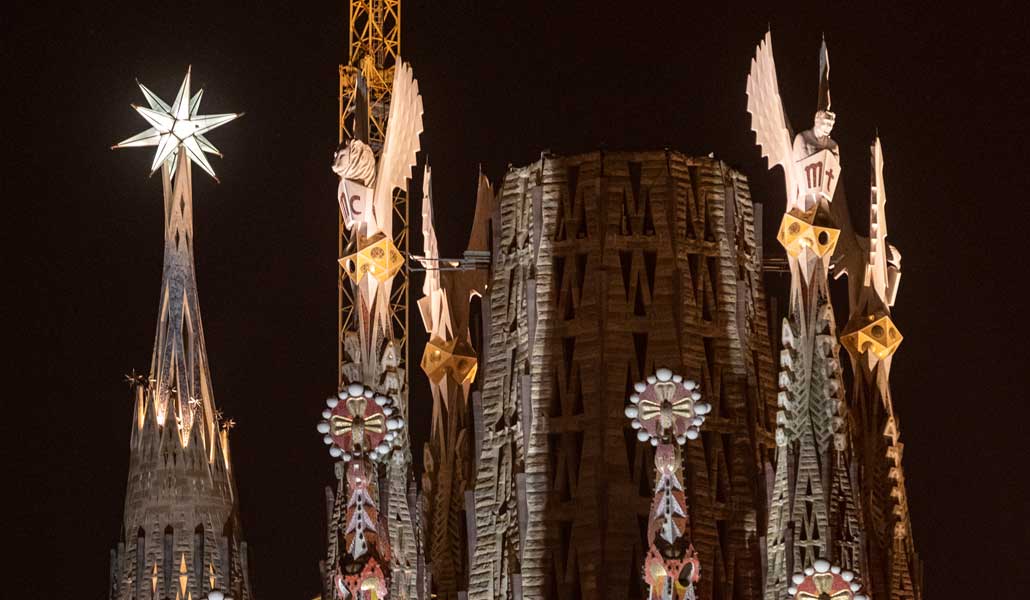 Las cuatro torres de los evangelistas, ya iluminadas junto a la torre de María