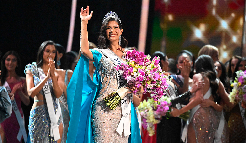 Sheynnis Palacios de Nicaragua saluda al convertirse en Miss Universo