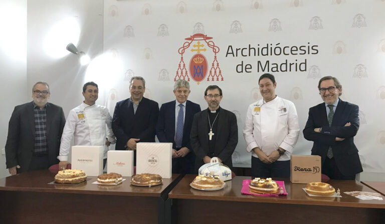 Miembros de ASEMPAS presentaron a José Cobo una selección de las coronas de las pastelerías artesanas más representativas de la capital