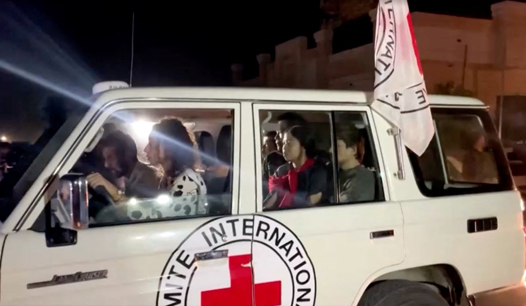 Un vehículo de la Cruz Roja transportando rehenes de Hamás el 24 de noviembre