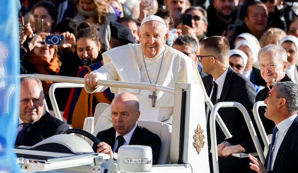 Papa Francisco subido al papamóvil