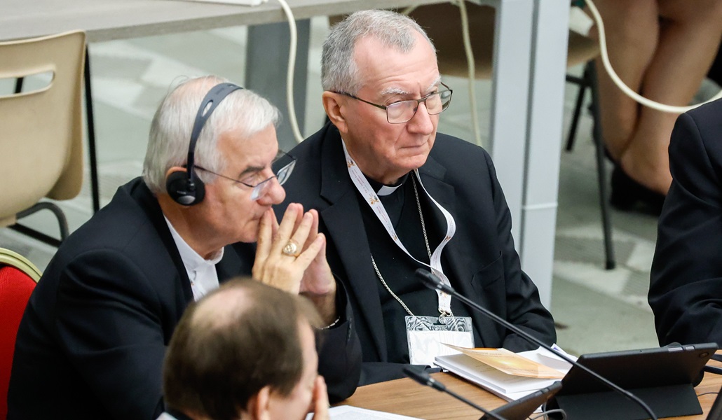 Pietro Parolin en el Aula Pablo VI durante la XVI Asamblea General Ordinaria del Sínodo sobre Sinodalidad el 26 de octubre