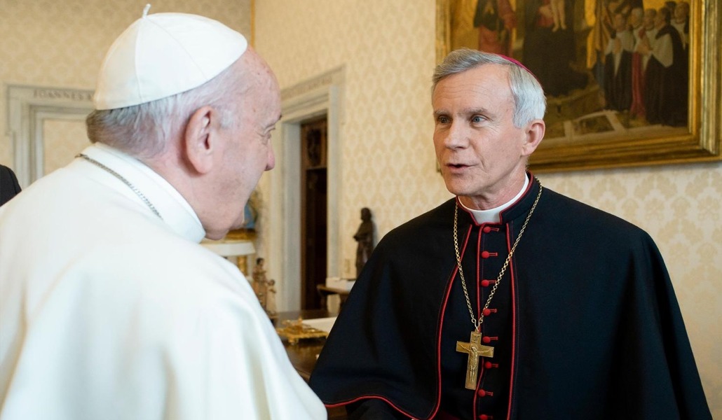 El obispo Strickland con el Papa en el año 2020
