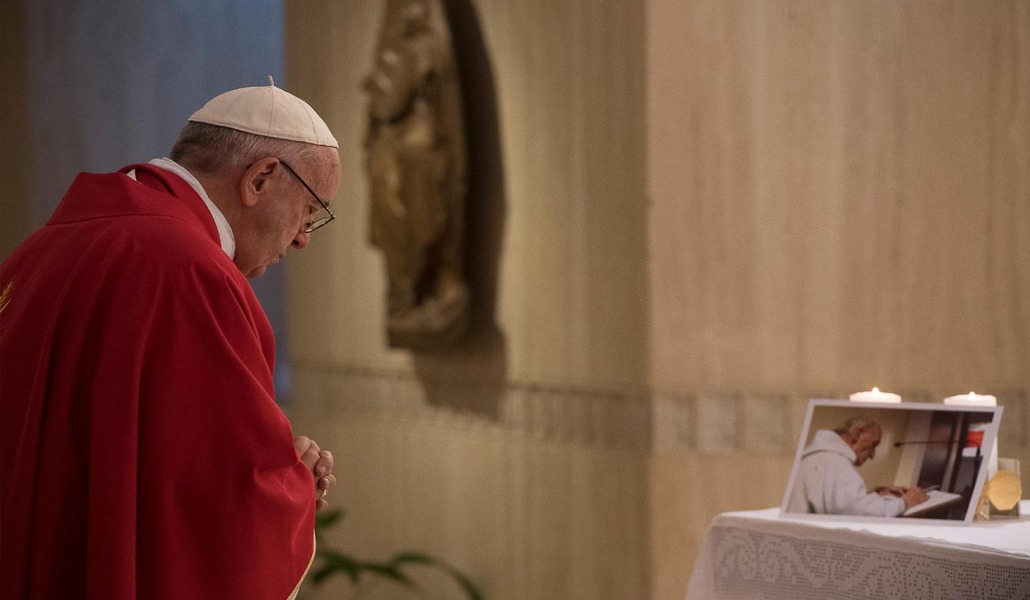 El Papa celebró en Casa Santa Marta, en 2016, una Misa en sufragio por el sacerdote cuya foto colocó en el altar