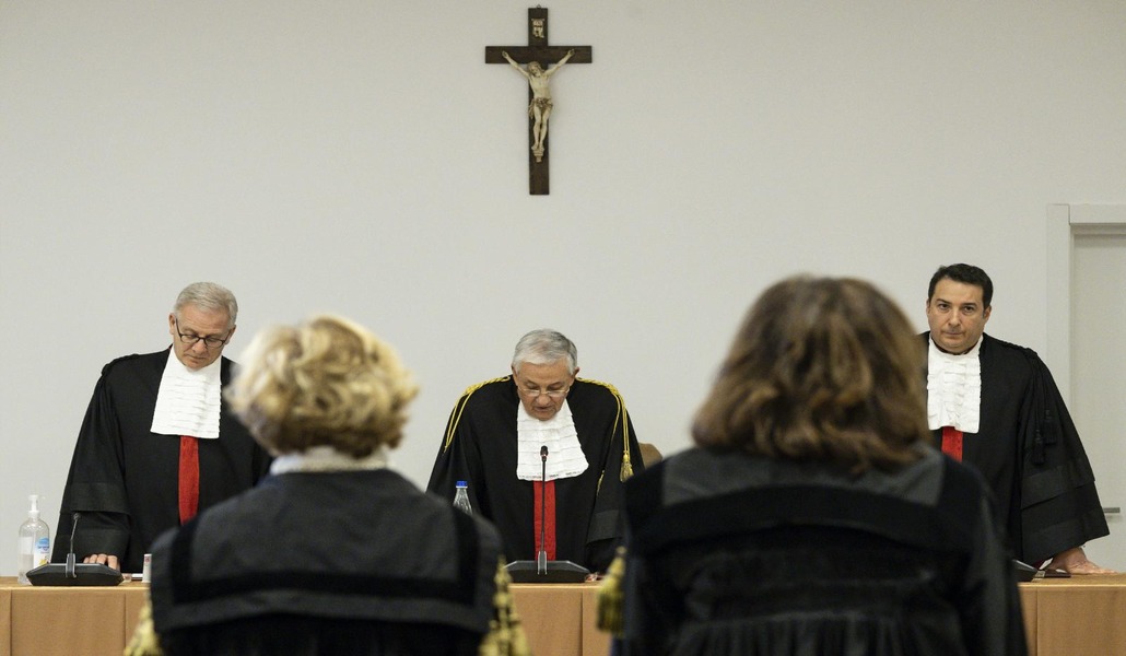 Los jueces Venerando Marano, Giuseppe Pignatone y Carlo Bonzano mientras leían el veredicto del caso Becciu