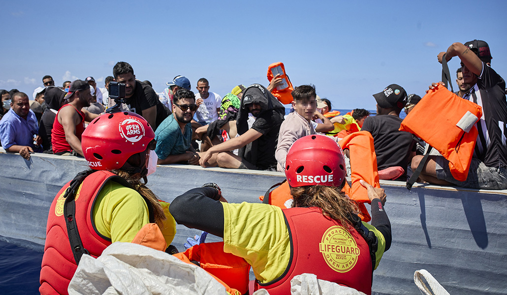 Miembros de Open Arms durante un rescate en las inmediaciones de Lampedusa