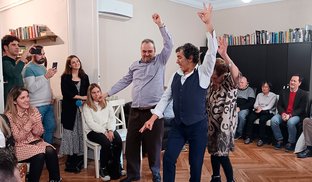 Cristian Almodóvar baila junto a Javier y Agustina, residentes de pisos tuteledos de AISS