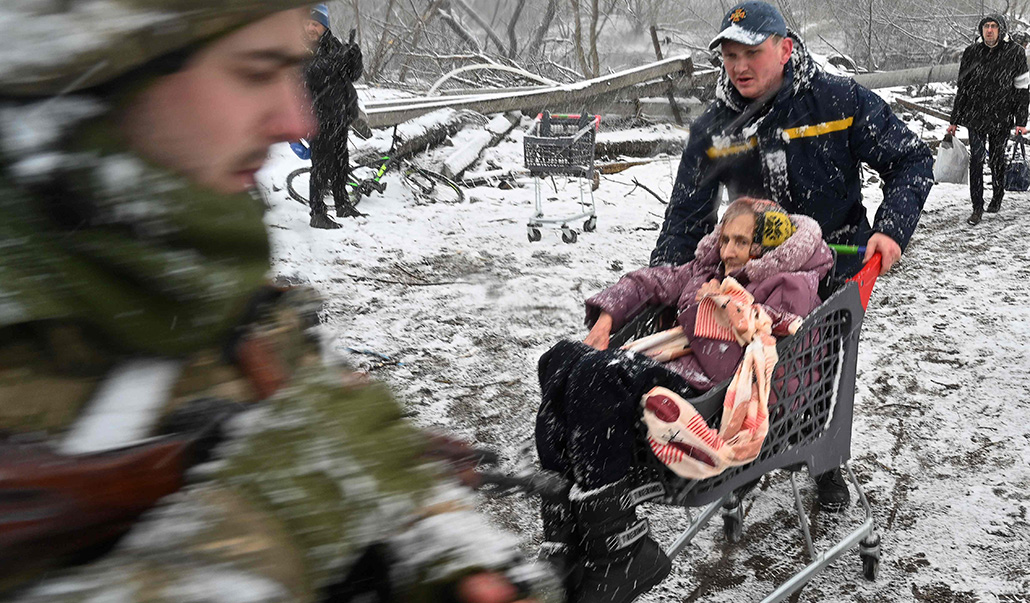 Una anciana durante la evacuación de civiles de la ciudad de Irpin, al noroeste de Kiev