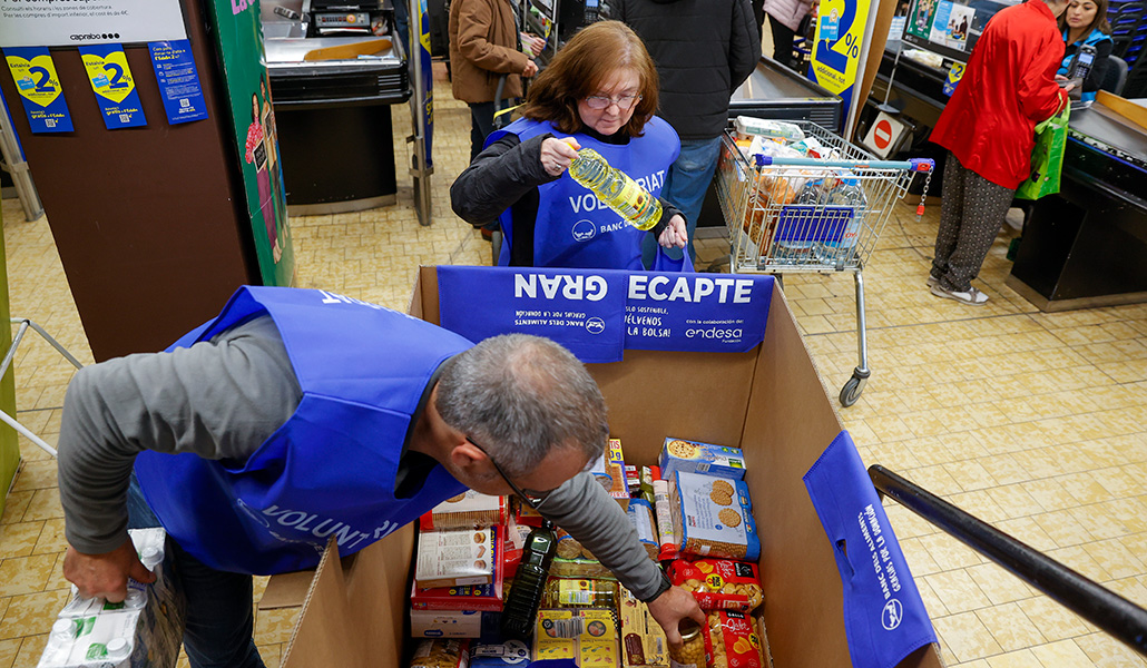 Voluntarios del Banco de Alimentos en un supermercado de L'Hospitalet de Llobregat (Barcelona) durante la Gran Recogida, el 25 de noviembre de 2023