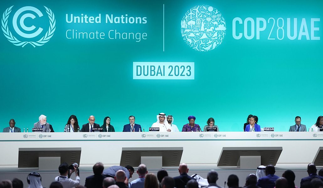 Ahmed al Jaber (centro), presidente de la COP28, durante la inauguración de la cumbre, el 30 de noviembre