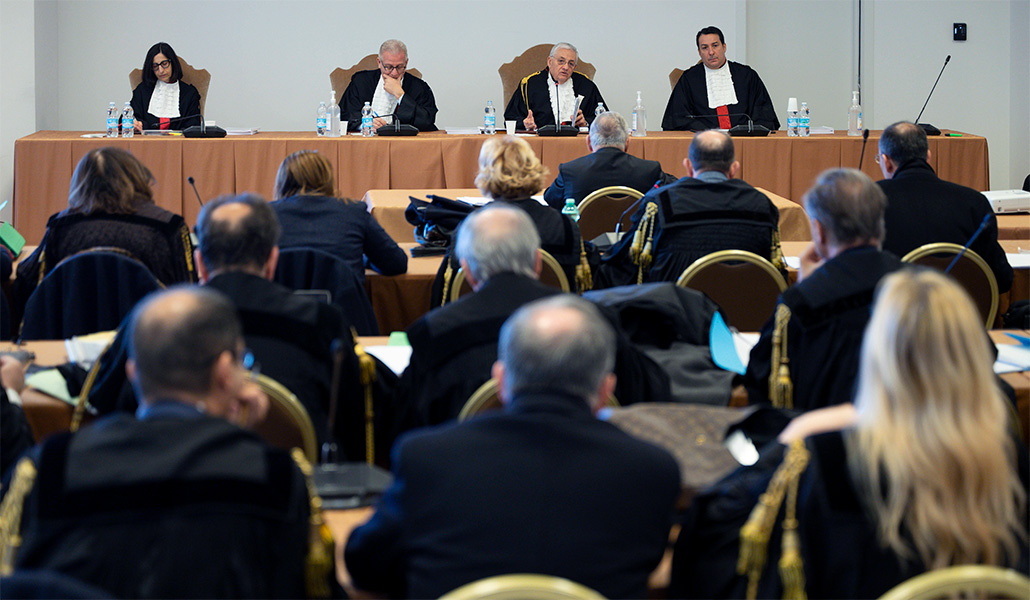 Juicio del cardenal Angelo Becciu y otros nueve acusados por cargos de malversación financiera, en marzo de 2023