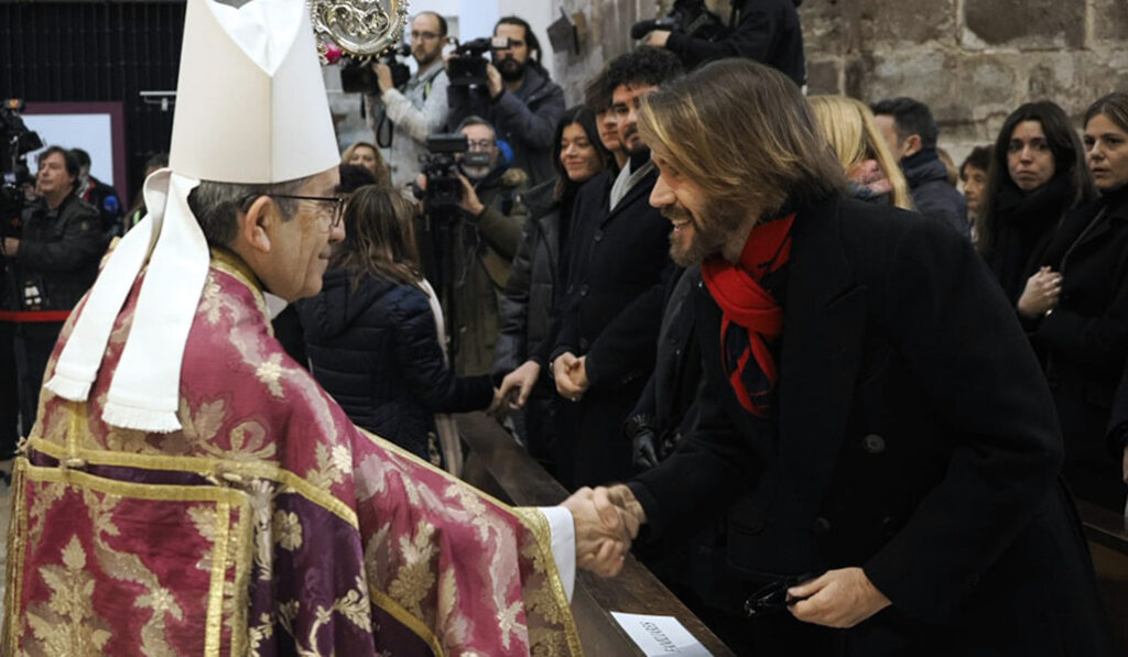 El arzobispo Luis Argüello saluda a Manuel, hijo mayor de Concha Velasco