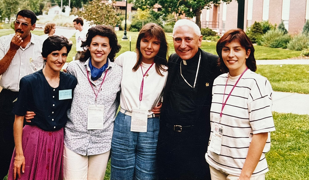 Carmen Aparicio y Laura Moreno (ambas a la izquierda) con Eduardo Pironio en la JMJ de Denver, en 1993