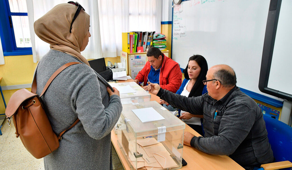 Una joven musulmana vota en Almería