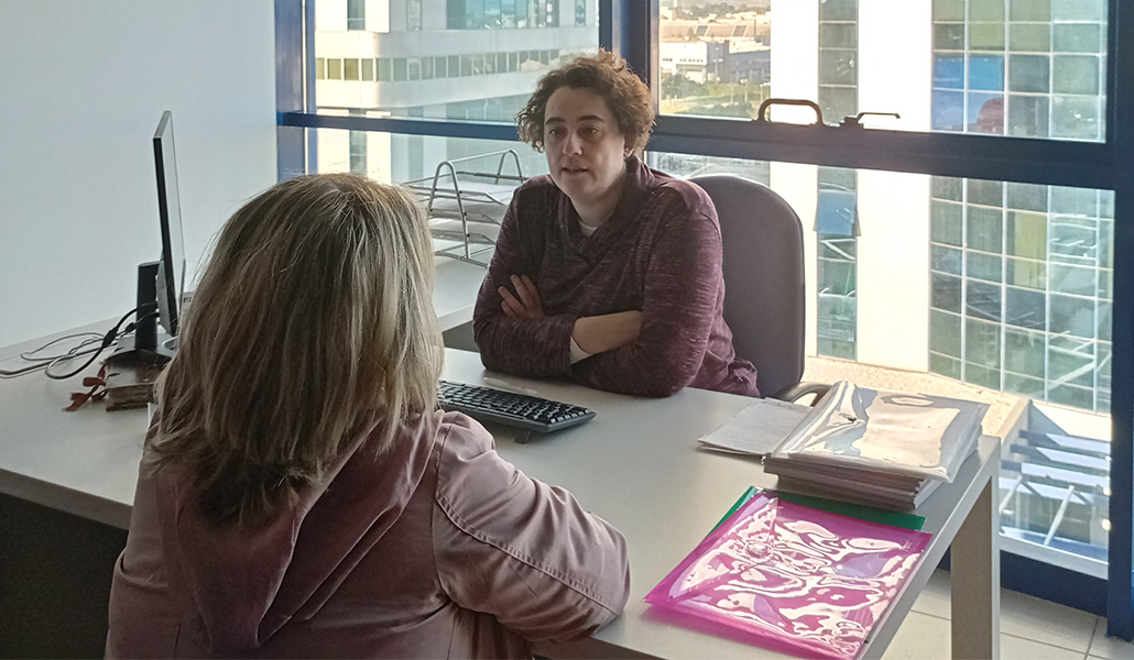 Hortensia López Almán durante una consulta