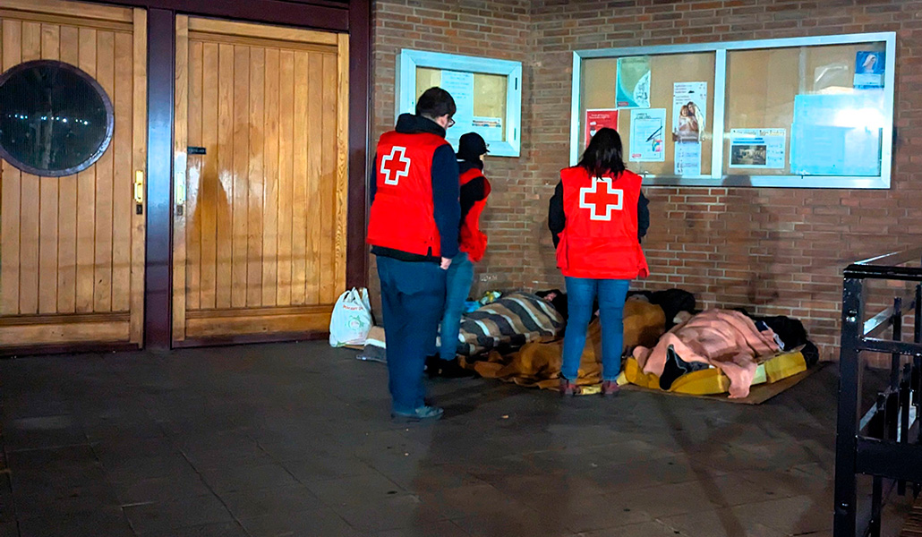 Personas sin hogar reciben la visita de los voluntarios de Cruz Roja Álava