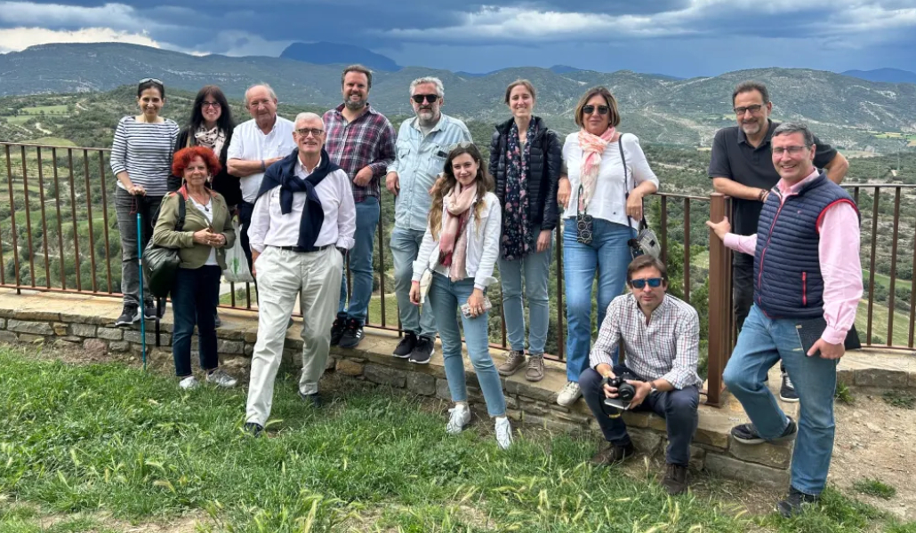 Manolo Garrido (jersey a los hombros) con un grupo de periodistas en un viaje reciente al Alto Aragón