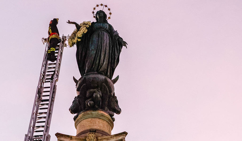 Ofrenda a la estatua de la Inmaculada Concepción en Roma