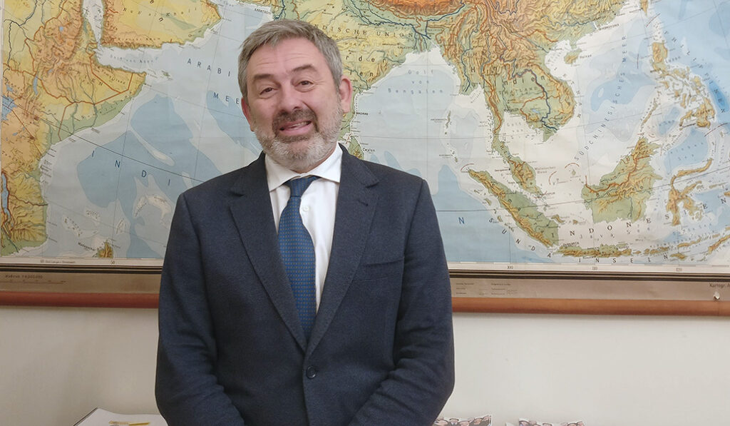 El presidente de L’Oeuvre d’Orient es doctor en Orientalística por el Instituto Oriental de Roma desde 1998
