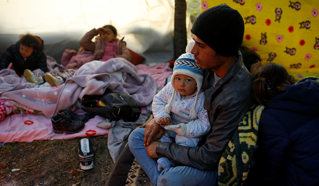 Unos inmigrantes descansan cerca del paso fronterizo entre Turquía y Grecia