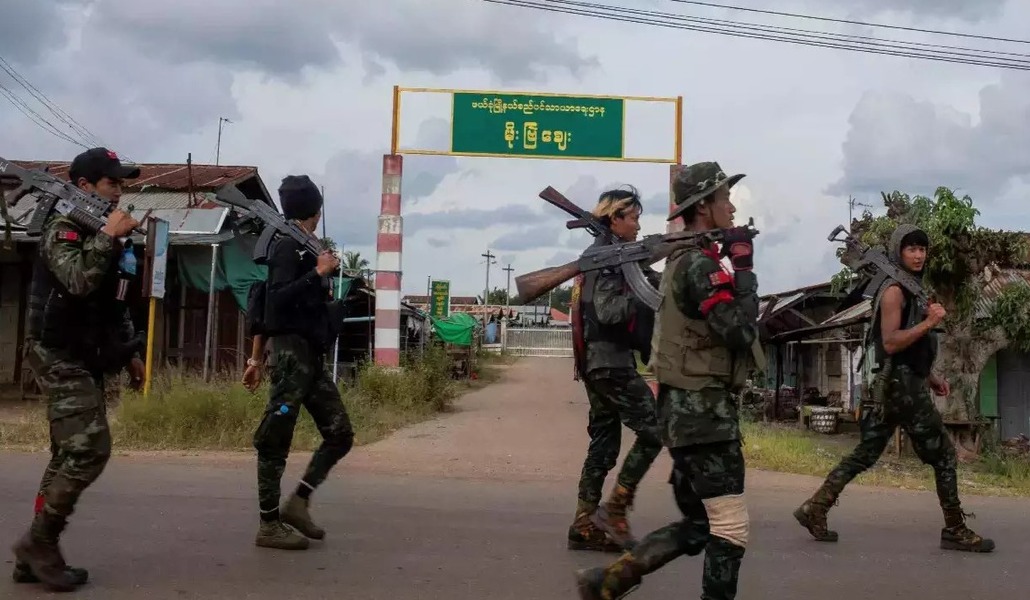 Muchos jóvenes se han unido a las distintas milicias que combaten a la junta militar