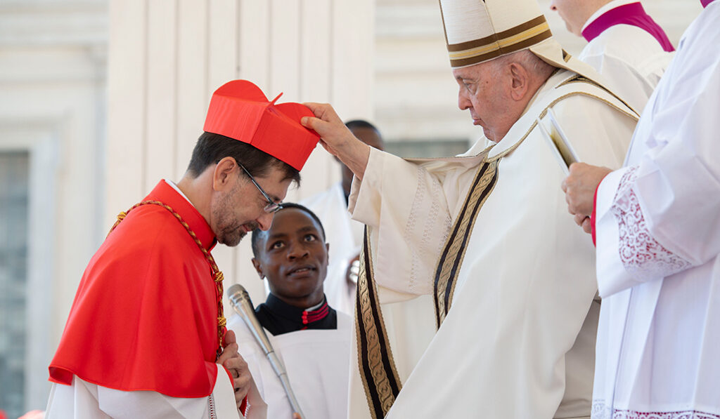 El Papa Francisco impone el birrete al cardenal Cobo durante el Consistorio