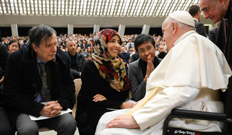 El Papa Francisco con los tres Nobel durante la audiencia general