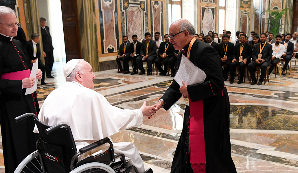 El Papa Francisco saluda a un clérigo durante una audiencia con participantes en la Conferencia de Líderes Juveniles Siromalabares, en el Vaticano el 18 de junio de 202