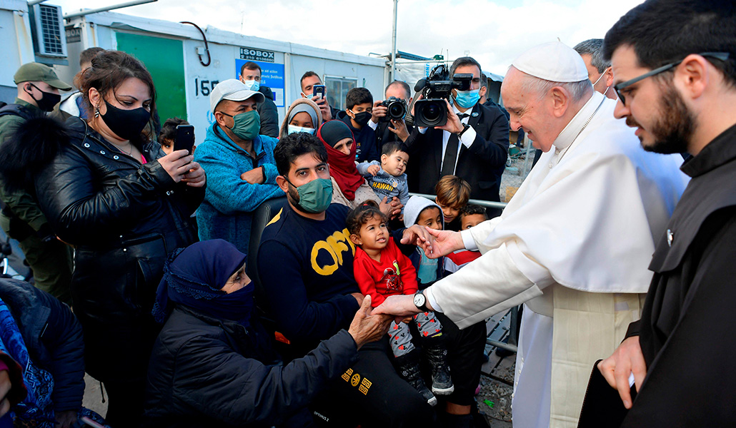 El Papa Francisco saluda a unas familias, inmigrantes, durante su visita a los refugiados de Mitilene, en la isla de Lesbos, Grecia, el 5 de diciembre de 2021