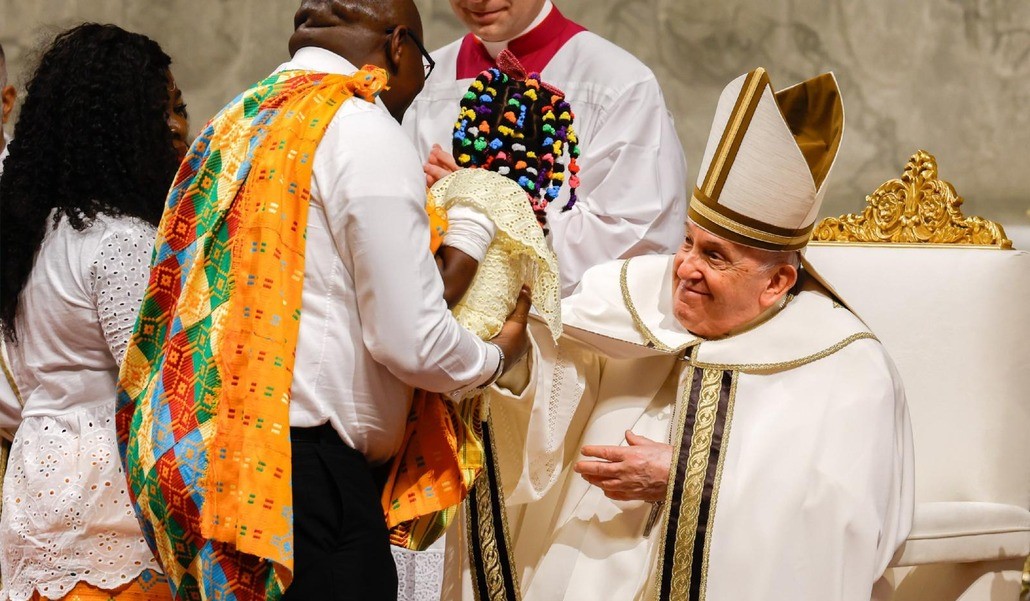 El Papa saluda a una familia durante el ofertorio de la Misa