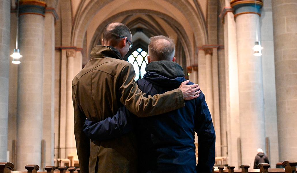 Una pareja de homosexuales es fotografiada dentro de la catedral de Essen (Alemania)