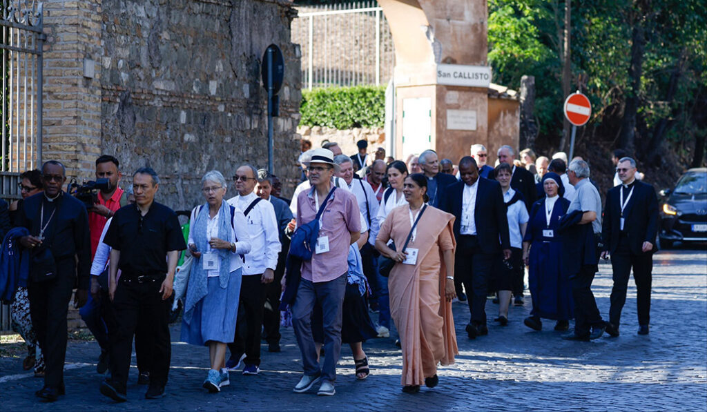 Participantes del Sínodo salen de las catacumbas de San Calixto en Roma