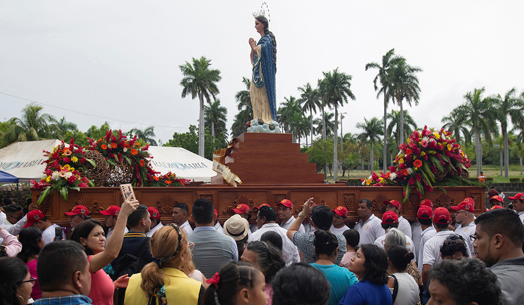 Una procesión dentro del perímetro de la catedral de Managua