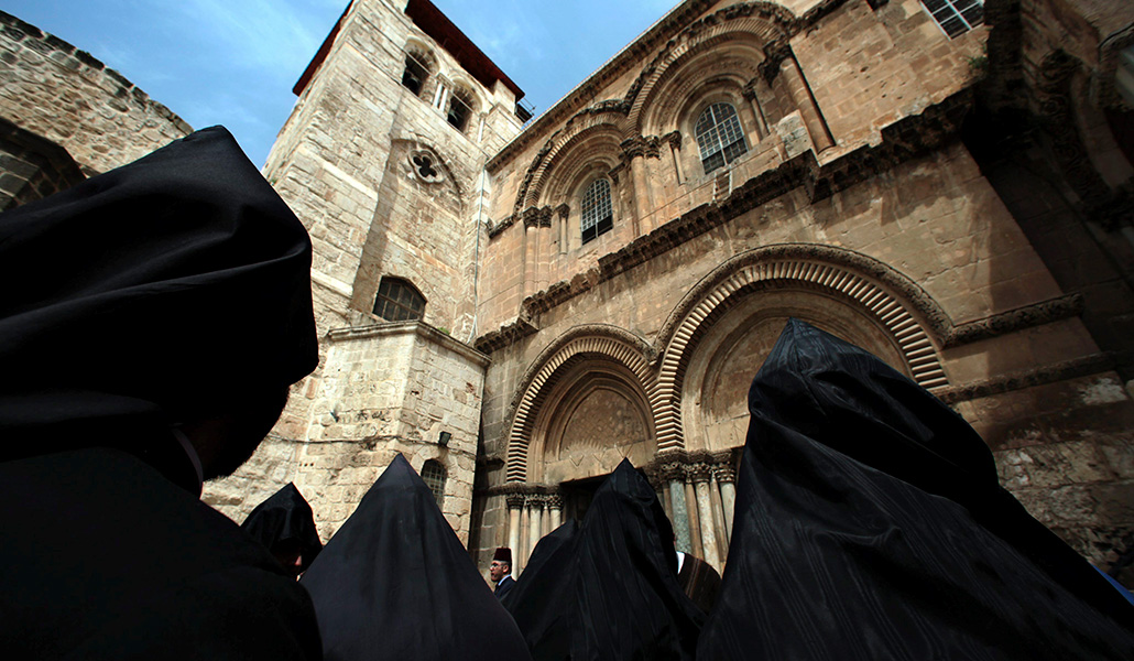 Sacerdotes ortodoxos armenios congregados a las puertas de la Iglesia del Santo Sepulcro, en Jerusalén, Israel