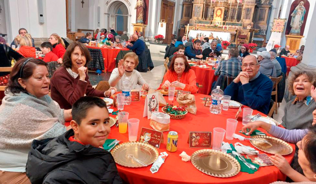 Un momento de la comida de Navidad de 2022 en la iglesia Nuestra Señora de las Maravillas