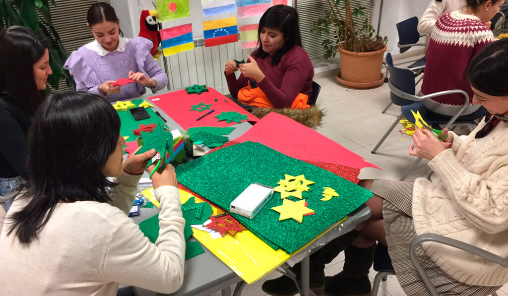 Voluntarias preparan los detalles de las mesas de la Navidad del año pasado