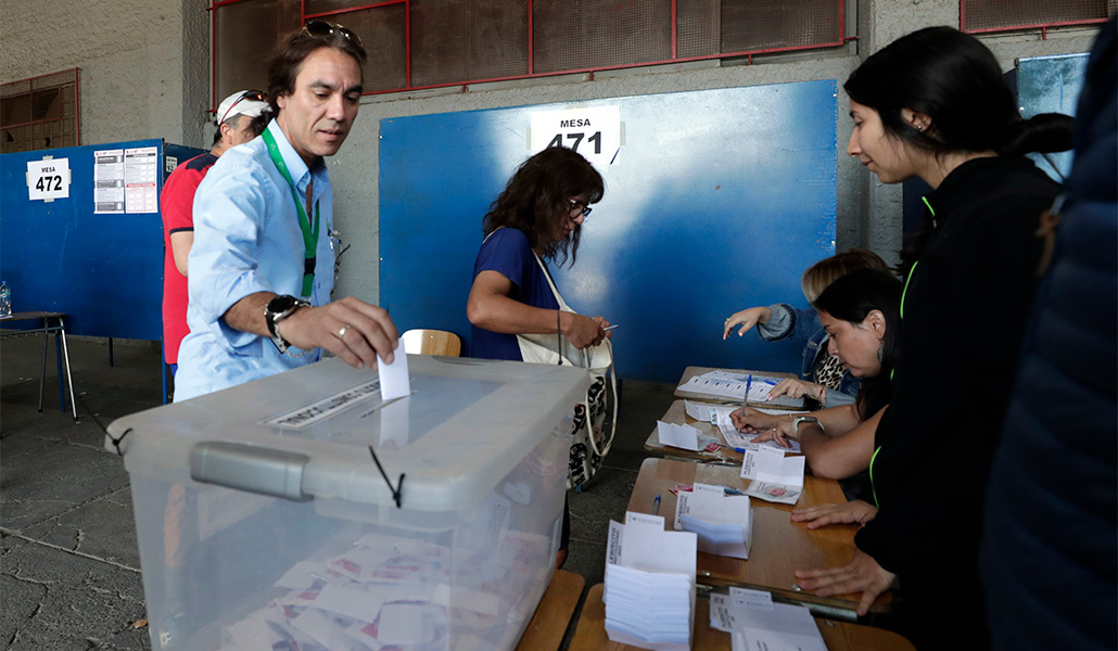 Un ciudadano vota durante la jornada del plebiscito constitucional en el estadio Nacional de Santiago (Chile)