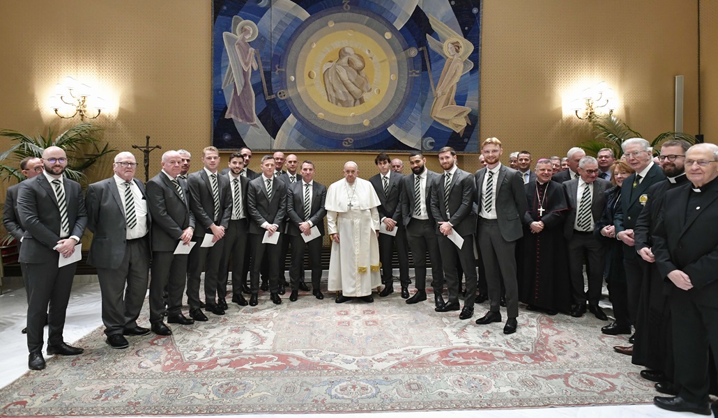 El Papa con los jugadores y técnicos del Celtic F. C.