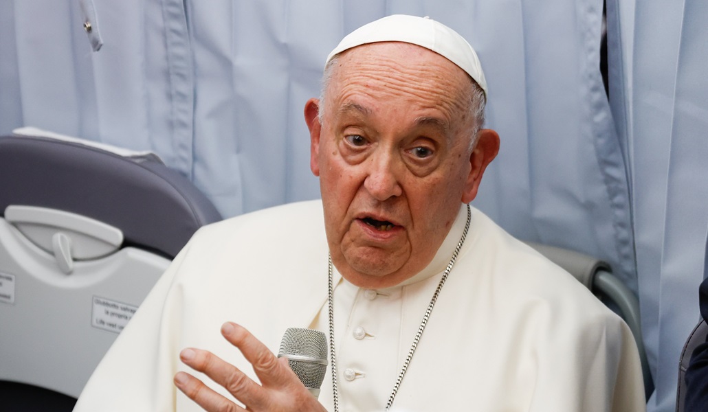 El Papa Francisco en una rueda de prensa con periodistas