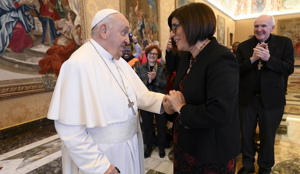 El Papa Francisco saludando a Margaret Karram, presidenta del Movimiento de los Focolares, el 7 de diciembre de 2023