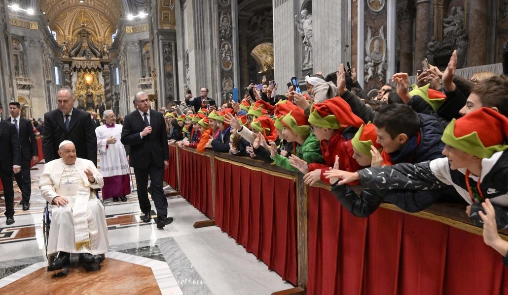 El Papa saluda a unos niños tras concluir la Misa de la Epifanía