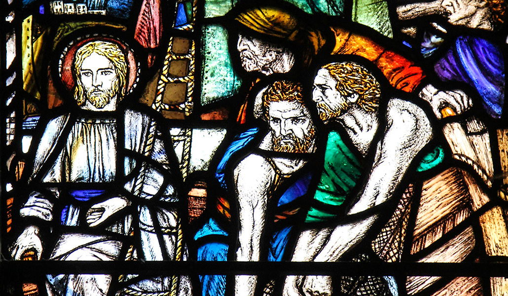 'Jesús llama a Pedro y Andrés'. Vidriera de la iglesia de la Santísima Trinidad, en St Andrews, Escocia