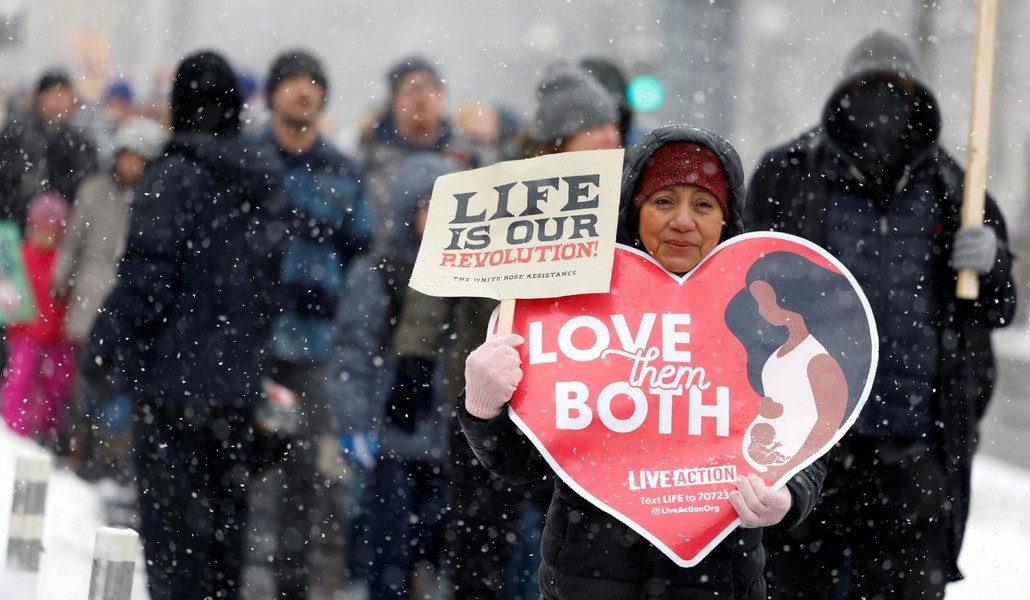 Una asistente a la marcha en Washington exhibe un cartel que reza, «La vida es nuestra revolución»