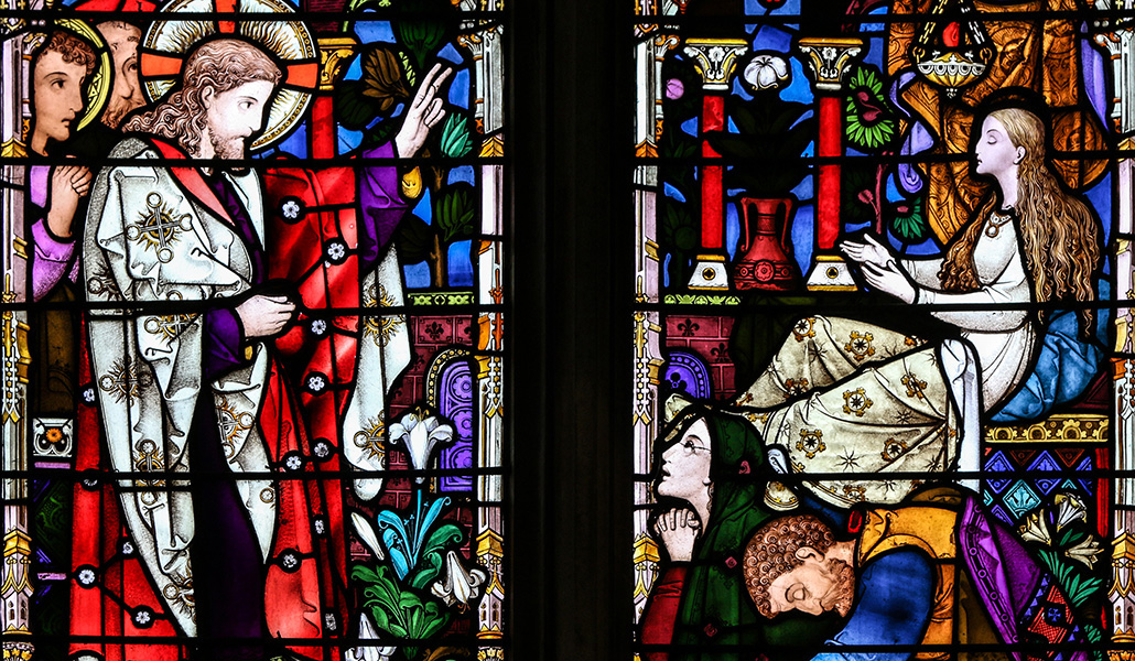 'La Resurrección de la hija de Jairo'. Vidriera en la iglesia de San Juan Evangelista en Bury St Edmunds, Inglaterra