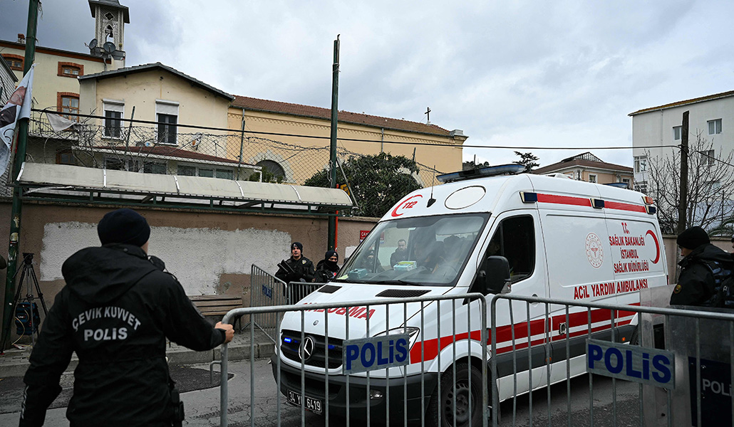 Una ambulancia sale de la iglesia de Santa María
