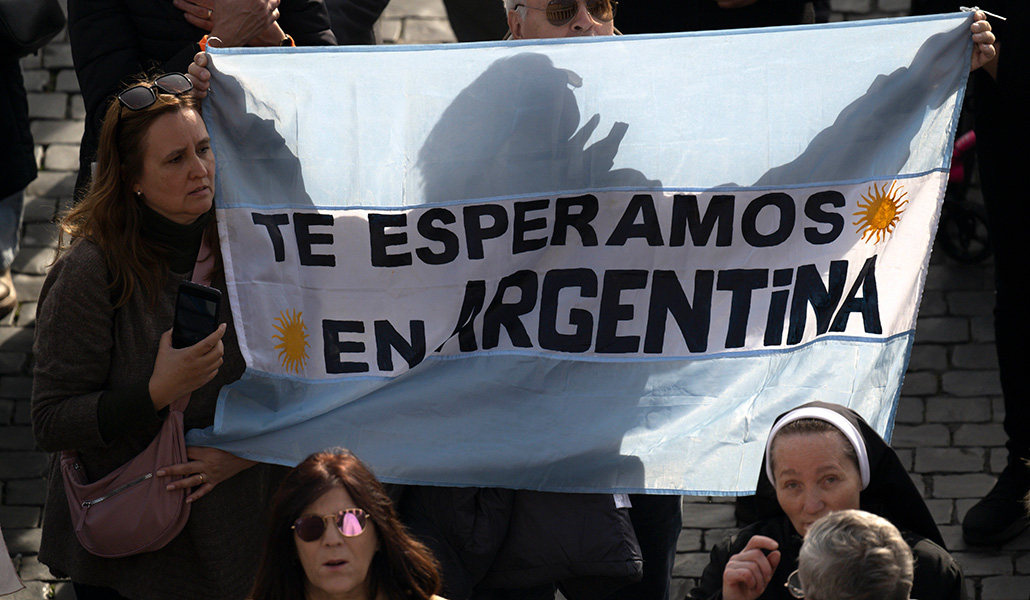 Bandera argentina con el mensaje «Te esperamos en Argentina», en la plaza de san Pedro del Vaticano, el 14 de enero