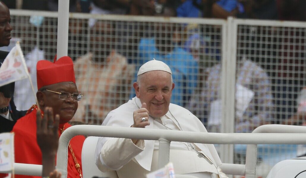 Ambongo y el Papa en el papamóvil