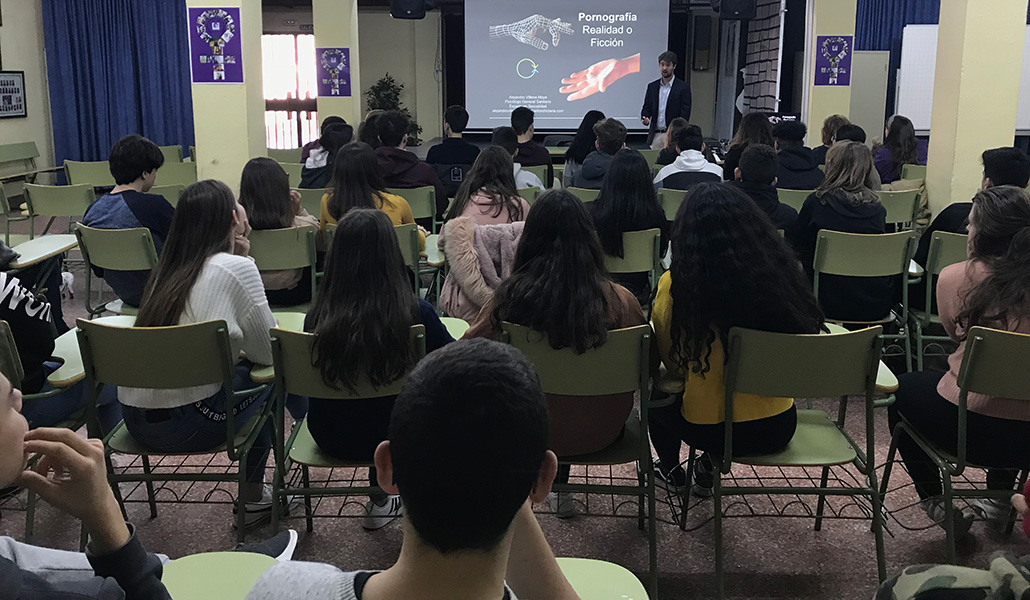 Villena impartiendo una charla sobre la pornografía en un colegio
