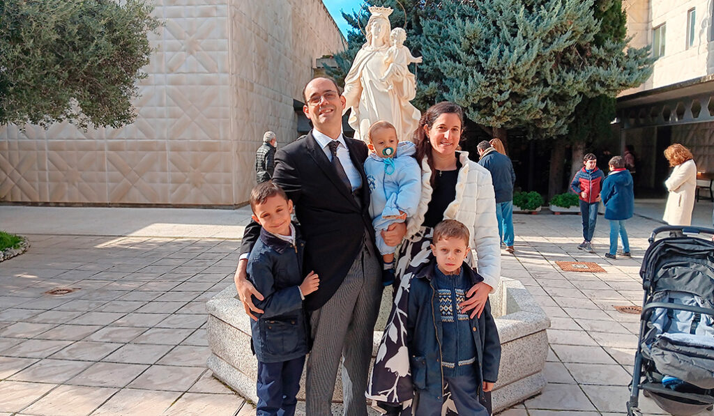 Javier y Cristina, junto a sus hijos Gonzalo, César y Tomás, posan tras la celebración ante la Virgen de la parroquia