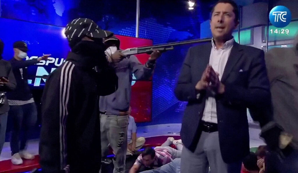 El presentador Calderón es apuntado con un arma en directo en TC Televisión